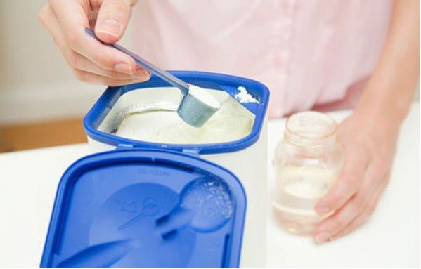 Sử dụng muỗng để pha sữa cho bé